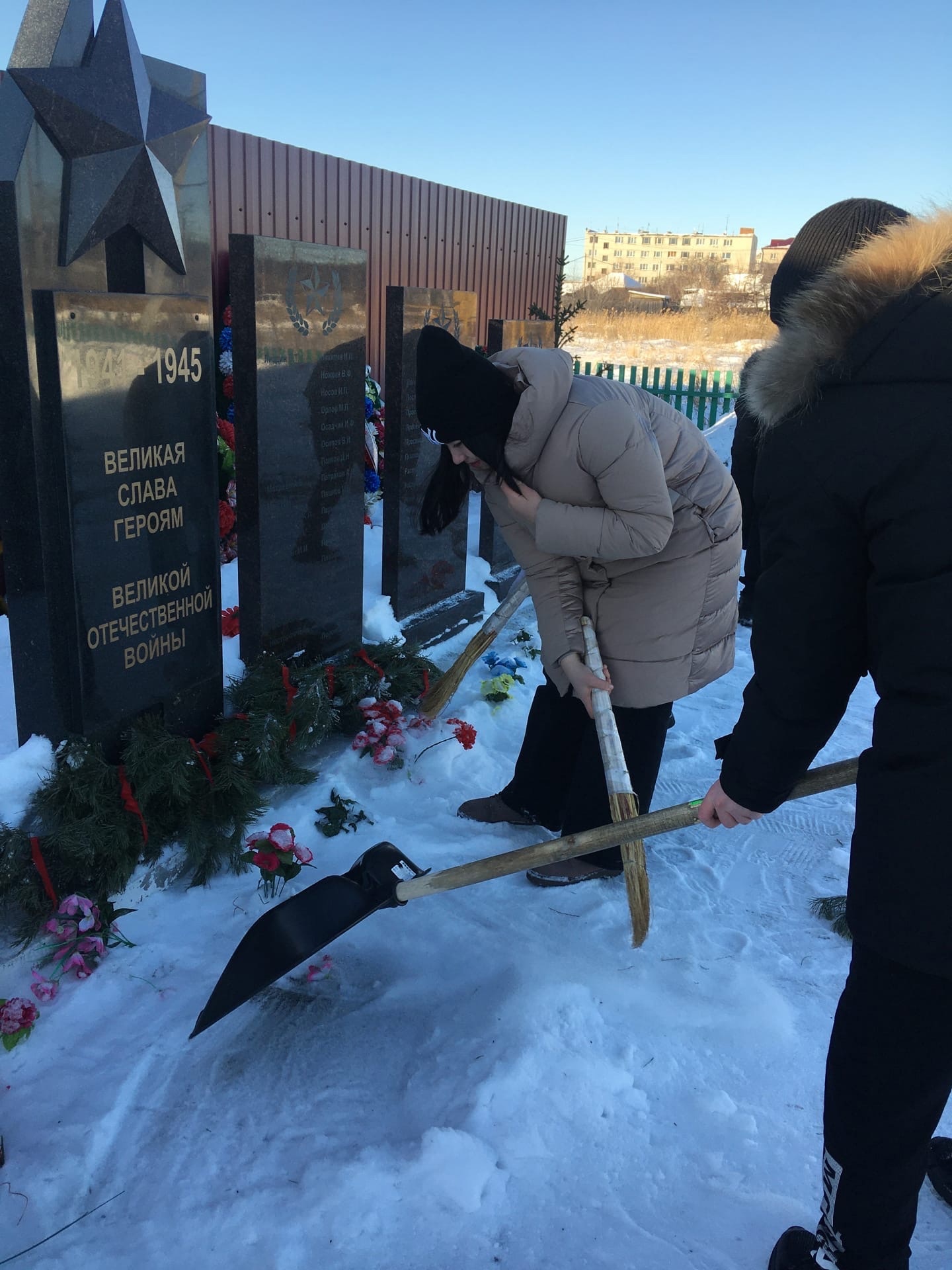 Дорога к обелиску: Просветские Юнармейцы очистили от снега территорию у мемориала.